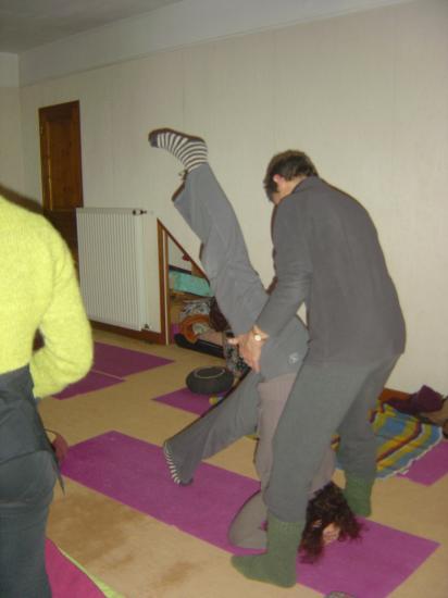 Salle de Yoga à Argenton - approche de la posture sur la tête