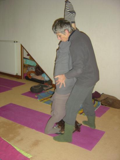 Salle de yoga à Argenton : posture sur la tête