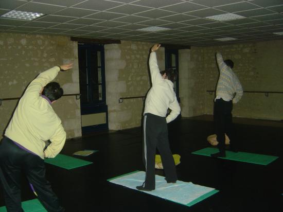 Salle de yoga (Le Blanc) : posture ardha chandrasana